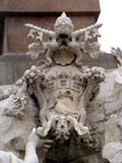 Fontana dei quattro Fiumi - dettaglio: stemma di Innocenzo X