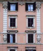 Esempio di facciata in barocchetto romano al Trionfale