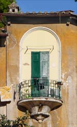 Una finestra con balconcino in barocchetto alla Garbatella