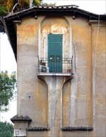 Una finestra con balconcino in barocchetto alla Garbatella